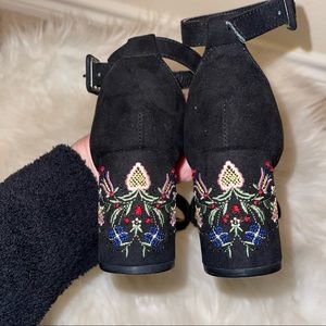CL by Chinese Laundry Black Floral Embroidered Faux Suede Block Heeled Sandal 7